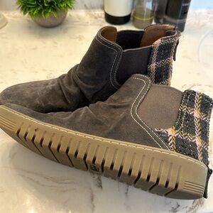 NWOT Comfortiva Hollis Suede Sneaker - Women, Size: 9.5